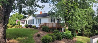 Moo Manor, 10 Mins from downtown Mayberry