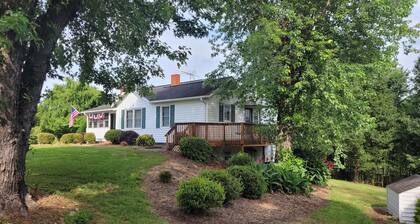 Moo Manor, 10 Mins from downtown Mayberry