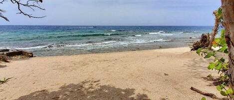 على الشاطئ، كراسي للتشمس، مناشف للشاطئ