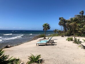 En la playa, camastros y toallas de playa 