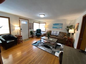 Smart TV, fireplace, video games, video library - Happy Days! Pro Cleaned, Self Check In - Sleeps 4 (Racine)