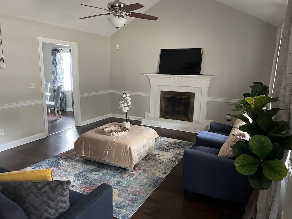 Cheerful 3 bedroom home located NEAR HWY-64/HWY-95