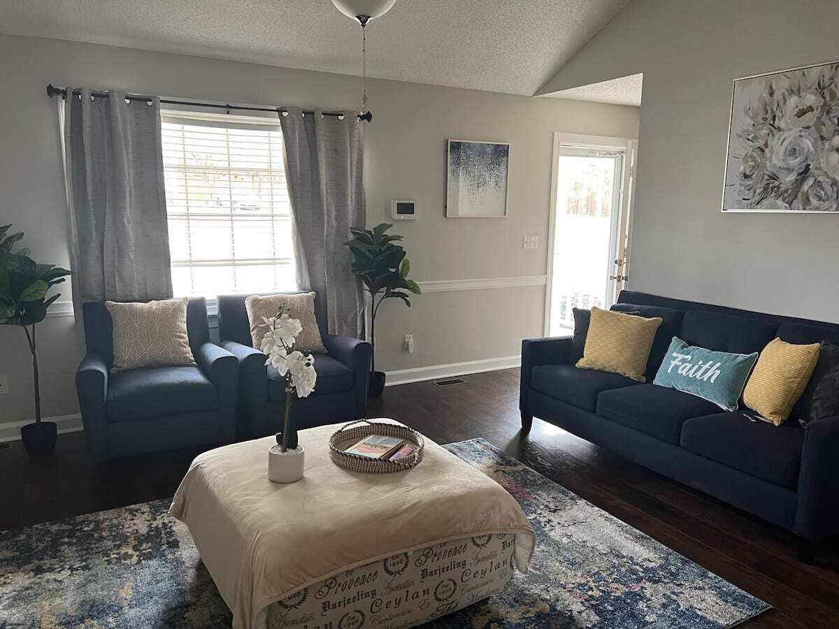 Cheerful 3 bedroom home located NEAR HWY-64/HWY-95