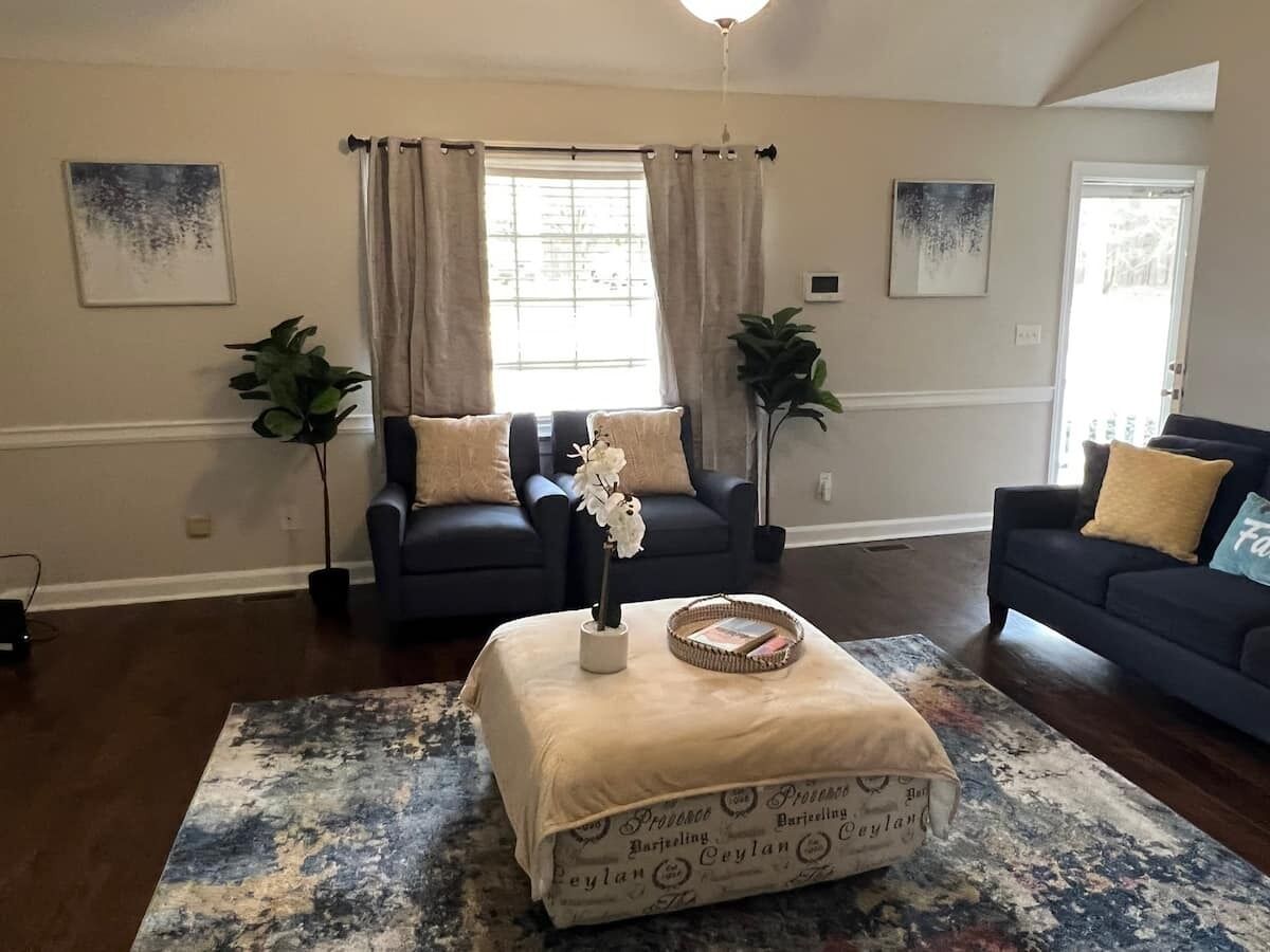 Cheerful 3 bedroom home located NEAR HWY-64/HWY-95