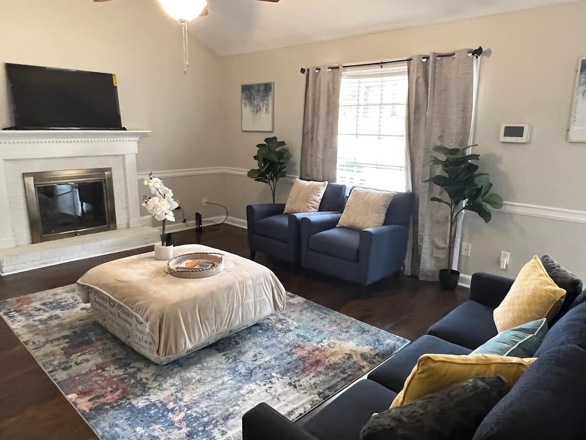 Cheerful 3 bedroom home located NEAR HWY-64/HWY-95