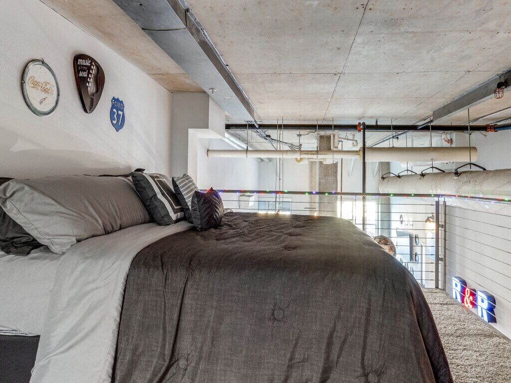 Swing back in time in Deep Ellum!