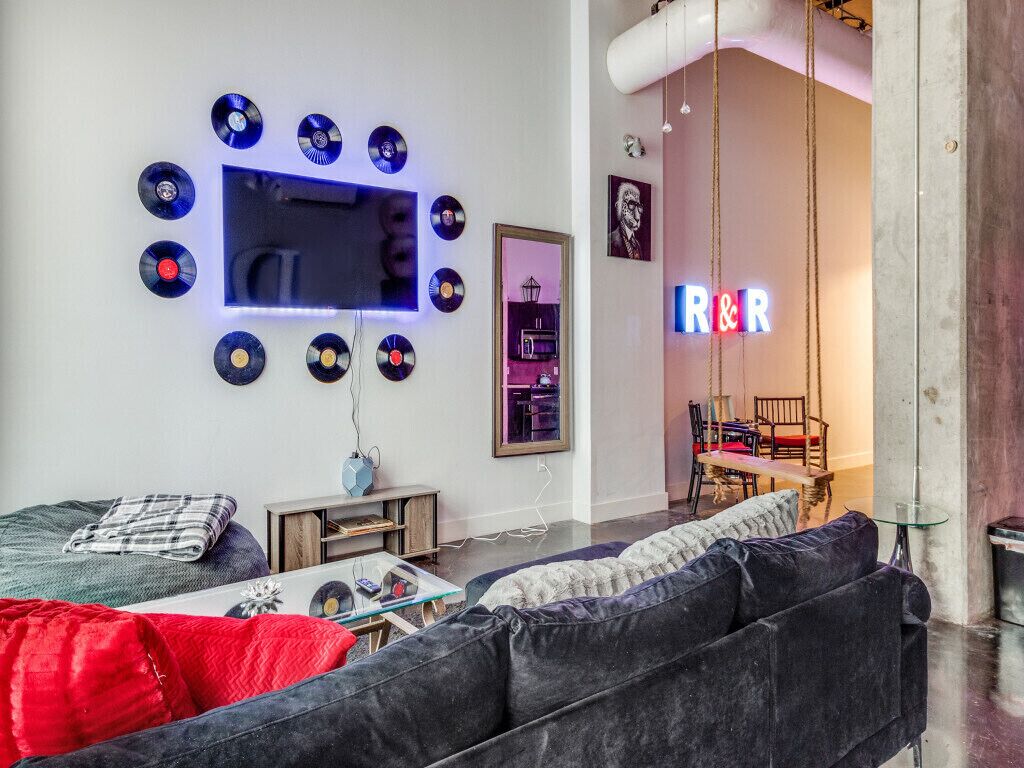 Swing back in time in Deep Ellum!