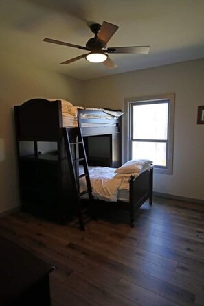 3 bedrooms, bed sheets - Ricada River House (Heber Springs)