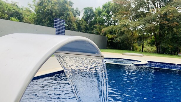 Une piscine agrémentée d’un élément décoratif aquatique.