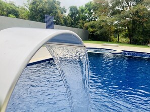 Una piscina amb una font d'aigua.