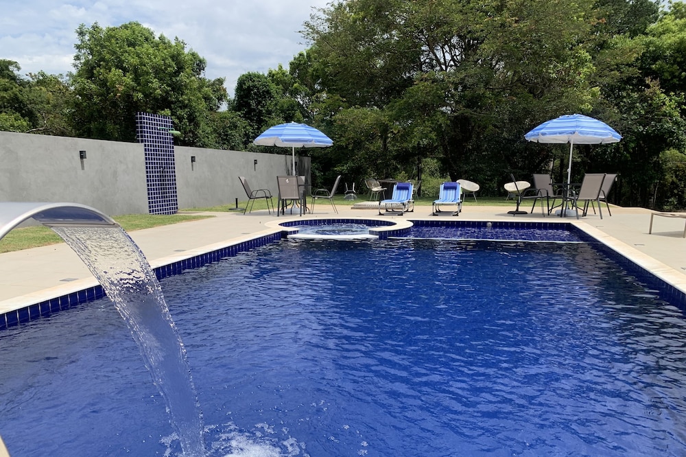 Cozy country house w/barbecue/pool/hydro/waterfall and wet deck