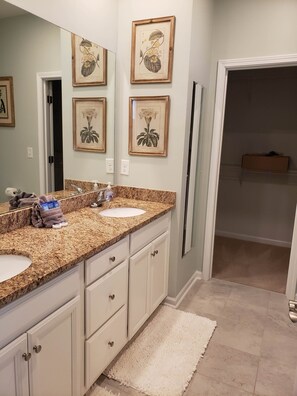 Combined shower/tub, hair dryer, towels, soap - Vacation in Style and Comfort - Minutes From Everything!
A Family Dream Getaway! (Myrtle Beach)