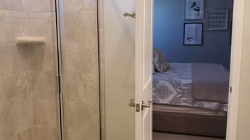 3 bedrooms, desk, iron/ironing board, travel crib