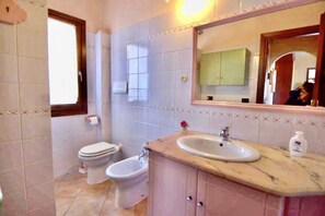 Shower, bidet, towels - Three-room apartment in the center of San Teodoro with air conditioning (San Teodoro)