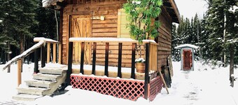 Off grid, totally private Alaskan Clear Creek dry cabin!
