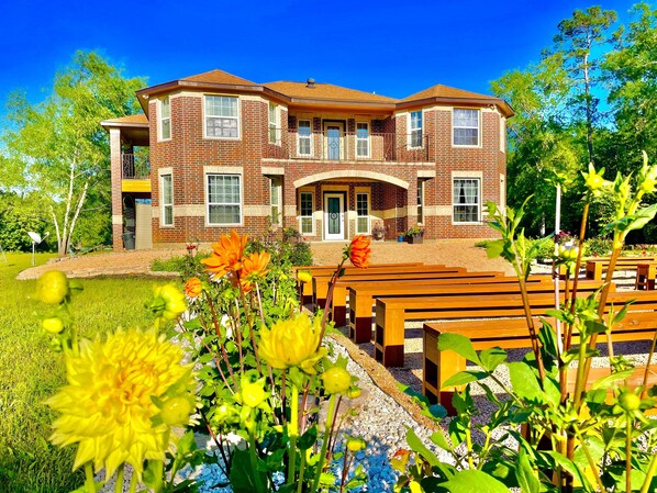 Exterior - ROSA VILLA - Wedding & Retreat Resort-12 acres, 21 beds & host 200+ppl event (Cleveland)