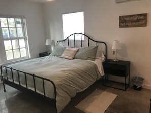 3 habitaciones, tabla de planchar con plancha, wifi y ropa de cama 