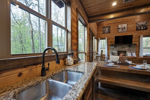 Private Pool / Steps from Dining, Shops & Brewery / Hot Tub / Arcade / Playset