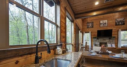 Private Pool / Steps from Dining, Shops & Brewery / Hot Tub / Arcade / Playset