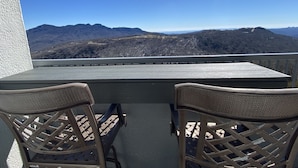 Un balcón con vistas a un paisaje montañoso.