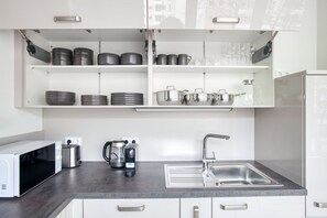 Geladeira, micro-ondas, fogão, cooktop