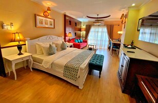 Habitación ejecutiva doble, 1 cama de matrimonio, vistas a la ciudad | Minibar, escritorio, espacio para trabajar con un portátil