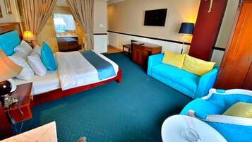 Minibar, individually decorated, individually furnished, desk