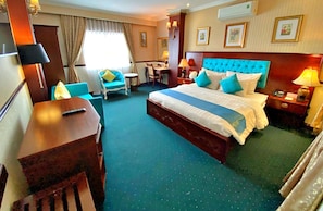 Quarto casal luxo, 1 cama Queen, vista para a cidade | Frigobar, individualmente decorados, individualmente mobiliados