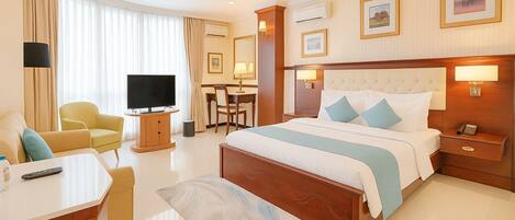 Minibar, individually decorated, individually furnished, desk