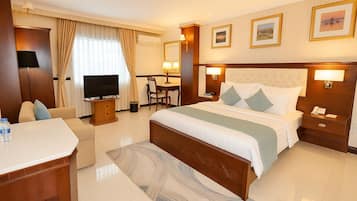 Minibar, individually decorated, individually furnished, desk