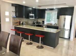 Microondas, horno, cafetera y tetera y tetera eléctrica