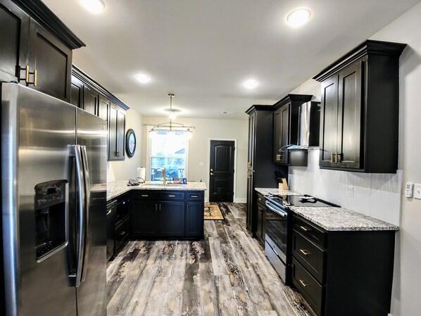 Réfrigérateur, micro-ondes, four, plaque de cuisson