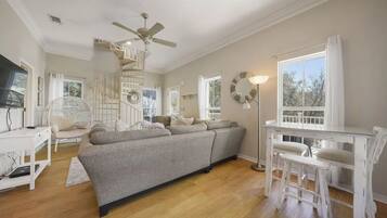 House, 4 Bedrooms | Living area