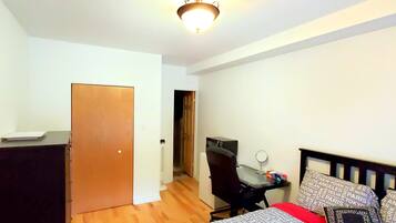 Basic Room, 1 Queen Bed