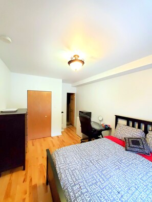 Basic Room, 1 Queen Bed | Memory foam beds, individually decorated, individually furnished, desk - Maison Montplaisir (Montreal)