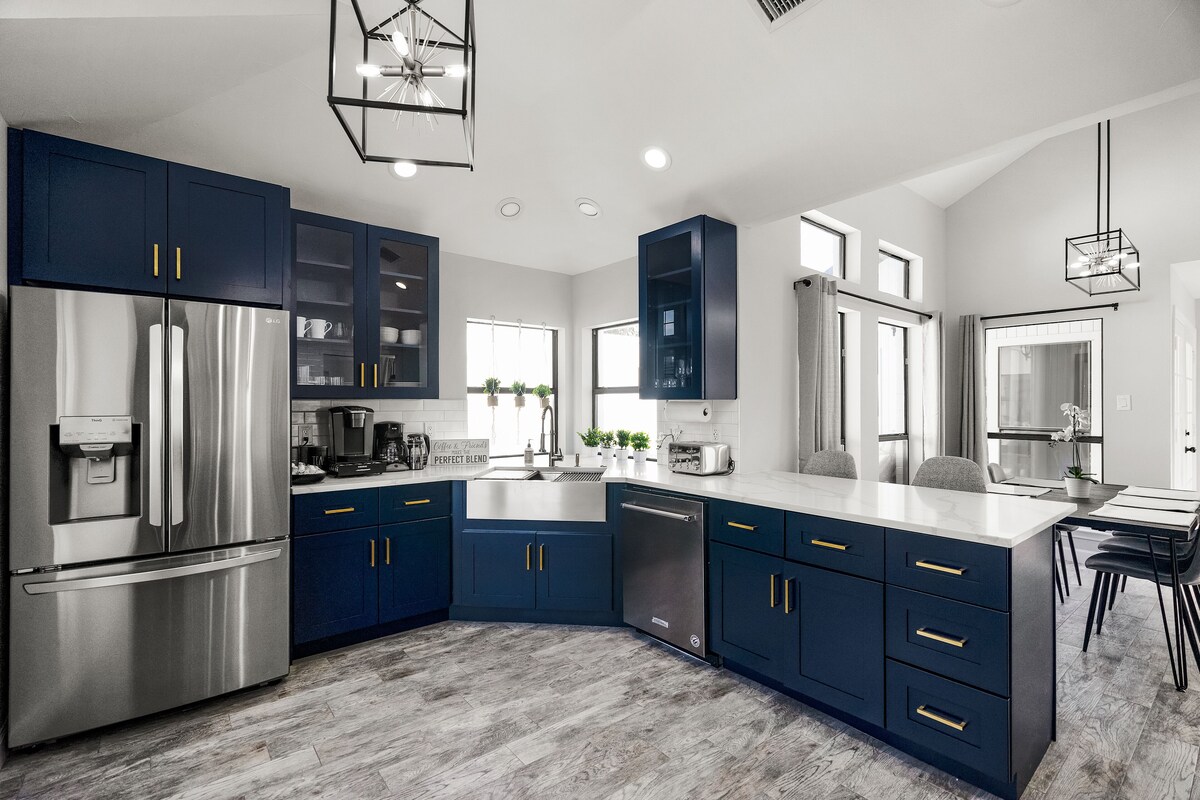 Bright modern luxury centrally located home! 🐶 friendly KING BED