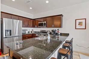 Fridge, microwave, oven, stovetop - Dark Sky City Home! Play & Unwind Here! Discounts! (Bellemont)