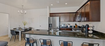 3BR w fireplace, gaming TVs, mountain views