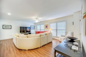 Smart TV, DVD player, streaming services