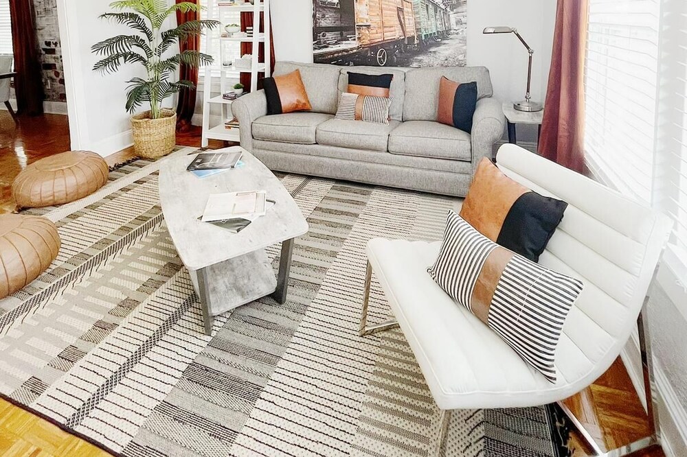 Lovely 2 bedroom rental, 2 minutes from the bay