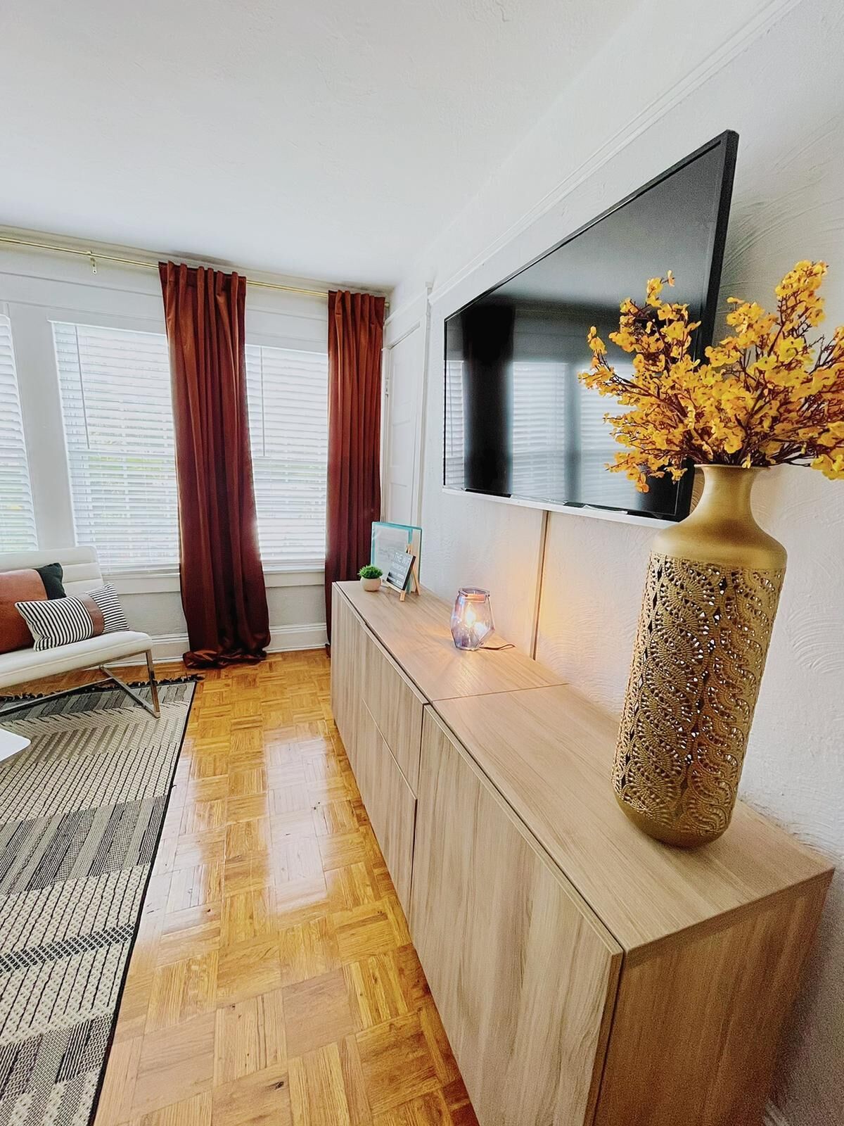 Lovely 2 bedroom rental, 2 minutes from the bay