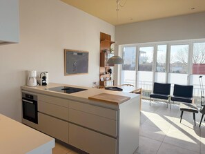 Fridge, oven, stovetop, dishwasher