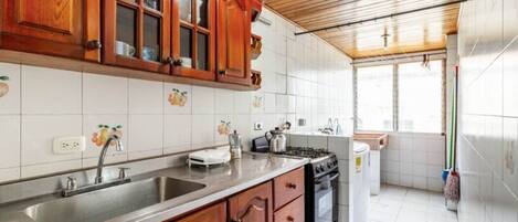 Frigorífico, microondas, cafetera o tetera y utensilios de cocina