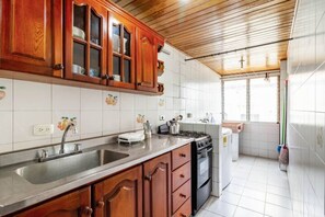 Fridge, microwave, coffee/tea maker, cookware/dishes/utensils - Family Apartment near the Center (Cartagena de Indias)