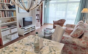 Fernseher, DVD-Player, Stereoanlage