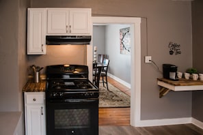 Fridge, microwave, oven, stovetop - Hidden Gem in Swissvale sleeps 6 (Pittsburgh)