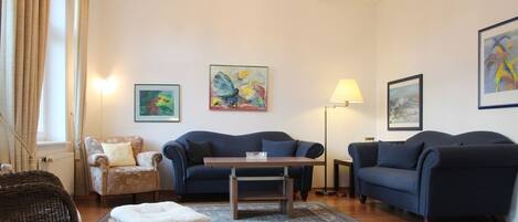 Télévision, lecteur de DVD, chaîne hi-fi