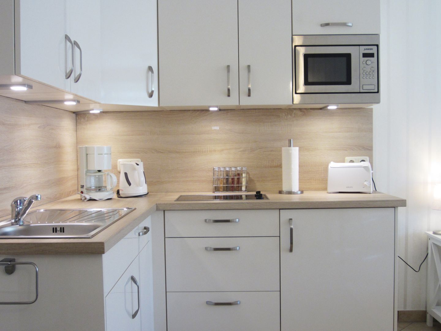 Køleskab, mikrobølgeovn, kogeplade, opvaskemaskine