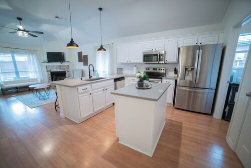 Cozy Modern Farmhouse with Pool & Hot Tub, 4BDs in Waxahachie