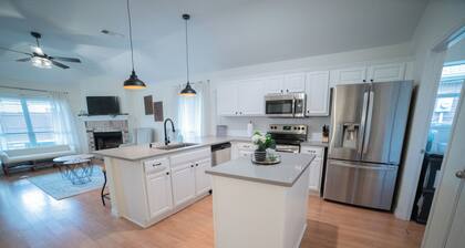 Cozy Modern Farmhouse with Pool & Hot Tub, 4BDs in Waxahachie